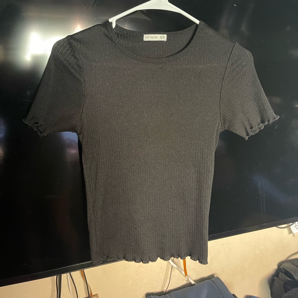 Black ribbed tee
